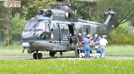 踩單車受傷男子由直升機救起送院。（黃君堡攝）