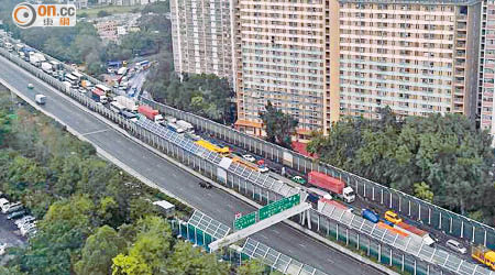 由高空可見粉嶺公路車龍長達數公里。（互聯網圖片）