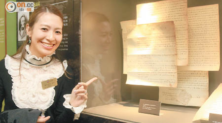 藍王雲仙對立法機關歷史長廊內嘅舊文件好感興趣。（溫國佳攝）
