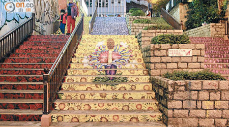 油麻地眾坊街<br>牆壁被人畫上塗鴉，與樓梯花海格格不入。