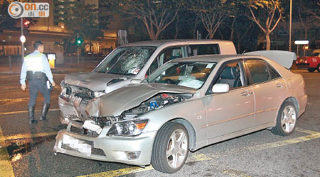 肇事兩車均車頭毀爛，警員在場調查。（劉子文攝）