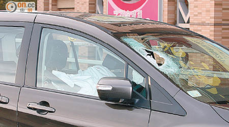 七人車的擋風玻璃被石塊擊穿。（資料圖片）