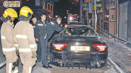 警方及消防員調查燒毀跑車。（賴南秋攝）