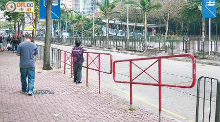 大角咀橡樹街有消防通道欄杆疑曾遭擅自移開，導致高低不平。