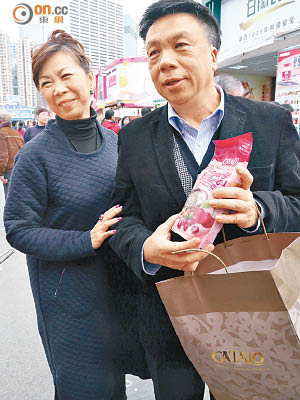 鍾樹根與妻郭惠靈。