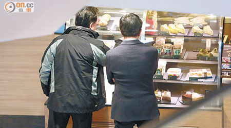 侯志強（左）與田北俊一同挑選咖啡和食品。