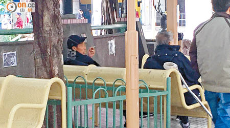 東涌逸東邨商場外的休憩處經常有市民違規吸煙，房署被轟執法不力。