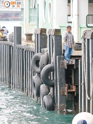 海旁位置亦有不少釣客垂釣。（黃雄攝）