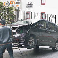「大劉」乘坐的七人車意外後被拖走。（李國健攝）