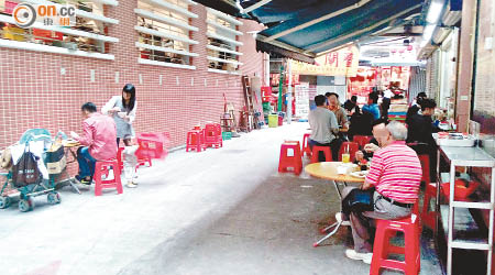 銅鑼灣渣甸坊有食肆被指經常霸佔行人路營業，食環署被指執法欠缺成效。