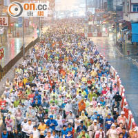 踏入旺角 <br>今年香港馬拉松首度跑入旺角，大批健兒在鬧市中疾走。（陳章存攝）