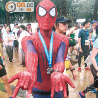 蜘蛛俠這一身打扮的另一含意係希望香港人開心一點。