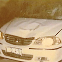 桂民海涉醉酒駕駛的車輛，車頭損毀。（互聯網圖片）