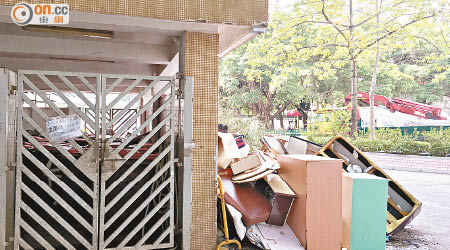 大埔廣福邨有垃圾站外堆滿大型傢俬。