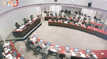 房委會大會昨審議一六至一七年度的計劃書。（高嘉業攝）