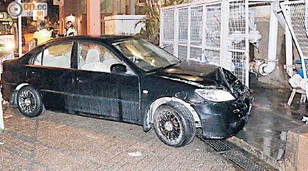 私家車剷上行人路撞毀鹹水管。（資料圖片）