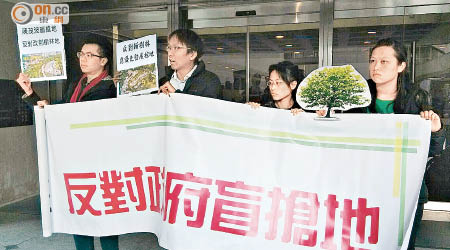 環保觸覺總幹事譚凱邦（左二）與眾成員到庭聲援。