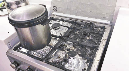 徐英偉家中的廚房爐頭燒到黑晒。（互聯網圖片）