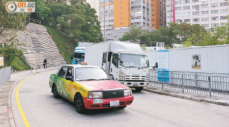 油麻磡路原本設有兩條行車線，惟其中一線經常被佔用違泊。