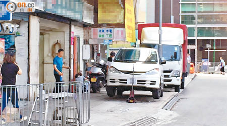 荃灣古坑道行人路經常有車輛違例停泊，警方被指縱容違規行為。