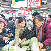 杭州 <br>市民湧至超市搶購食物囤積儲備。（互聯網圖片）