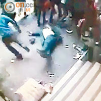 胡廣森被推後倒在地上，被告辛尼（左）則逃離現場。