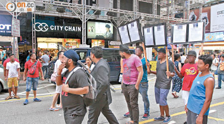 「南亞兵團」被安排在鬧市舉牌遊行，藉抹黑目標人物以達到不法目的。（資料圖片）