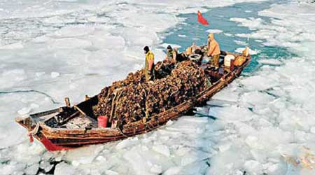 遼寧大連有漁船被困海冰中。（互聯網圖片）