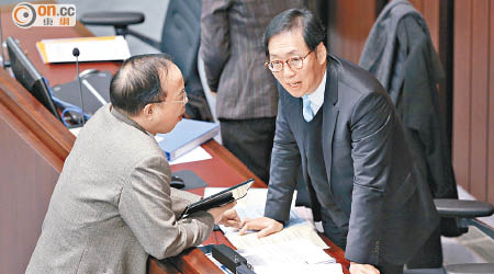 主席陳健波（右）預告財委會或於下周剪布。