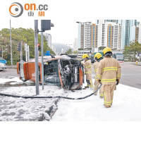 消防員向起火私家車噴化學泡沫滅火。（左錦鴻攝）