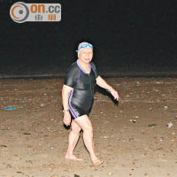 八十八歲曾婆婆昨晨到深水灣泳灘游冬泳。（胡德威攝）