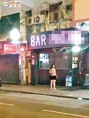 裸女於街頭徘徊。（網民郭浩暐攝）