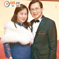 仁愛堂副主席曹貴子（右）最近推出手機應用程式幫手籌款，旁為曹太。