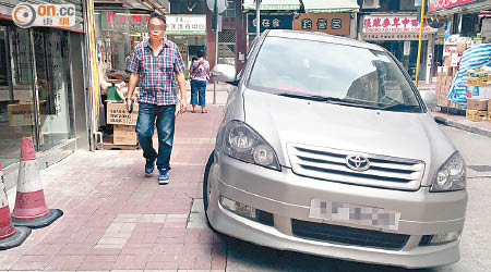 大埔懷善街有車輛於行人路違泊，警方被質疑巡查不足。
