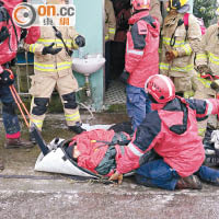 救援人員設法將手部骨折傷者抬落大帽山。（陳浩然攝）