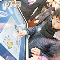 開放日設遊戲攤位供市民參與，圖為拼圖遊戲。
