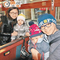 陳氏夫婦昨帶同三歲兒子及兩歲半女兒遊「電車河」。