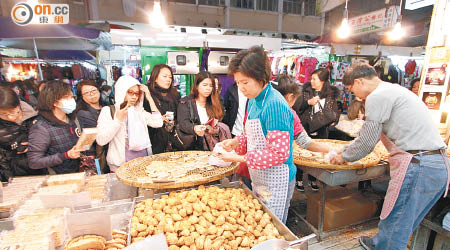 有傳統賀年食品店指，今年新春市道欠佳，已減少存貨。