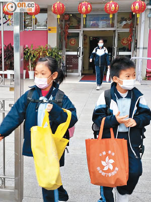 旅港開平商會學校學生出入學校時會戴口罩，加強防疫。（朱先儒攝）