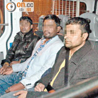 大嶼山又有搶灘<BR>三名孟加拉籍人蛇被押送至警署。（林振華攝）
