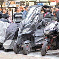 設有拱形透明車罩的機動三輪車涉嫌違規停泊電單車車位。