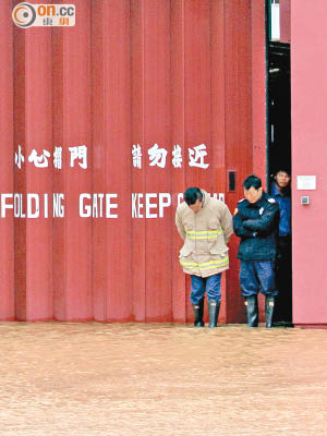 馬頭涌消防局對開亦遭水淹。（梁卓明攝）