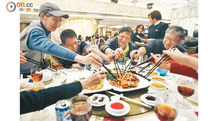 傳統賀年菜式卡路里較高，過量進食易滯且致肥。（資料圖片）