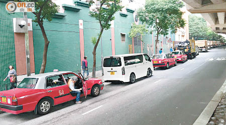 筲箕灣東喜道經常有車輛違泊佔去一條行車線，儼如停車場。