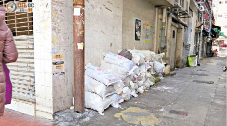 荃灣連接大廈街的後巷有建築廢料棄置，影響環境衞生。