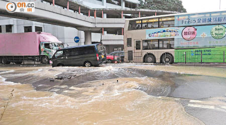 荃灣昨晨爆鹹水管，大量鹹水湧出，淹浸路面。（網民PY Tse攝）