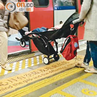 有乘客需預先抬高嬰兒車，以跨越空隙。