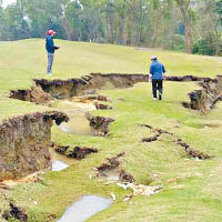 南寶高爾夫球場地面嚴重龜裂。（中時電子報圖片）