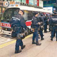 昨晚大批警員在旺角街頭戒備。