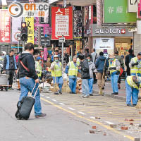 旺角暴亂過後，食環署人員到場清理街道。（蘇文傑攝）